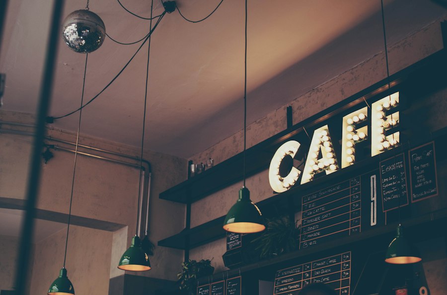جلسات كافيه دافئة مع النباتات والإضاءة الطبيعية